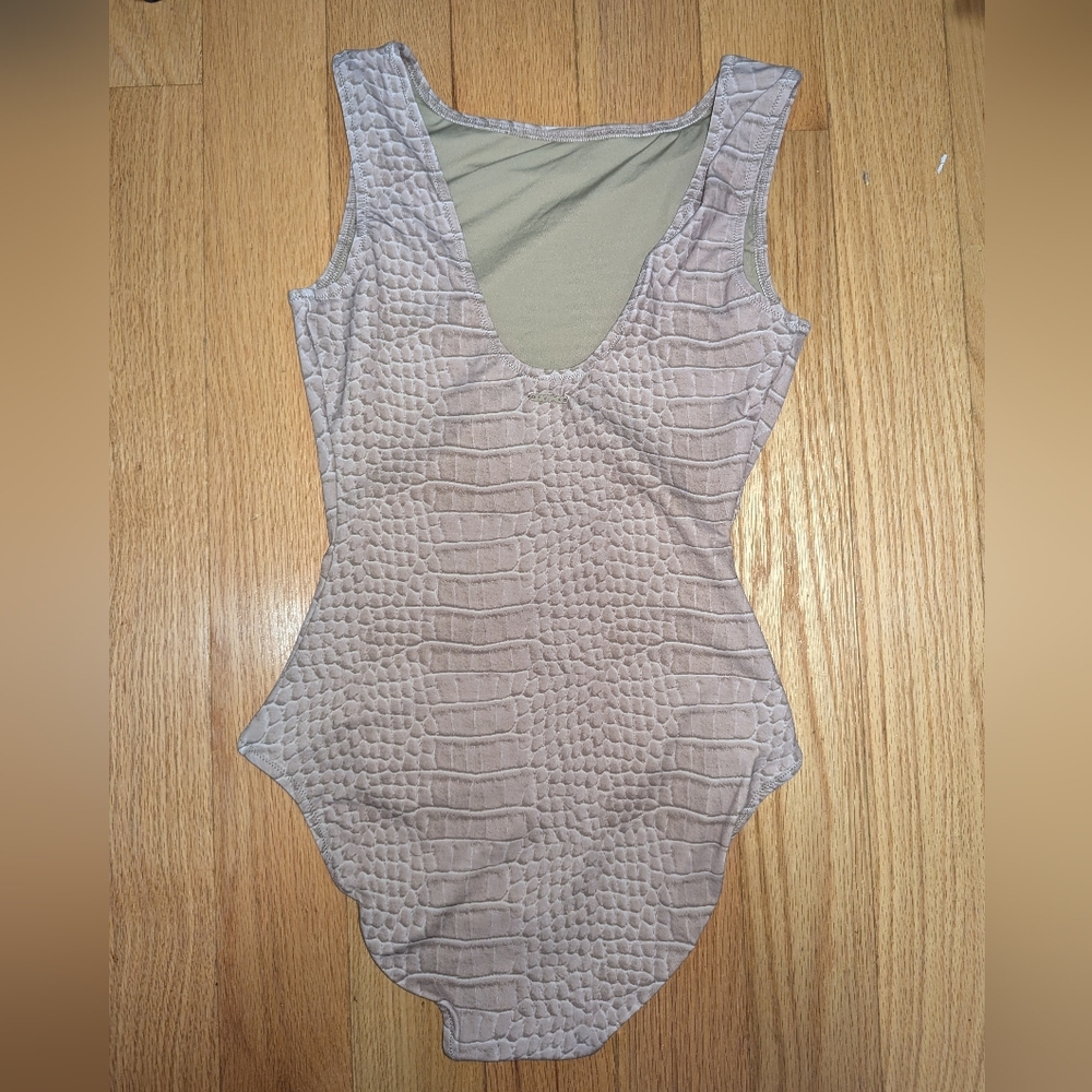 B5. NWT SKIMS SIGNATURE SWIM HIGH NECK ONE PIECE IN DUNE CROCODILE PRINT - Picture 6 of 9